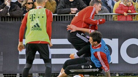 Pha vào bóng thô bạo của Mandzukic