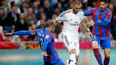Real Madrid (áo trắng) đang tiến những bước vững chắc trên con đường chinh phục ngai vàng La Liga