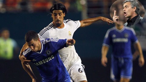 Mourinho (ảnh nhỏ) có thể dẫn Chelsea (áo sẫm) đối đầu với đội bóng cũ Real