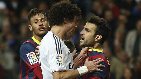 Fabregas lĩnh đòn 