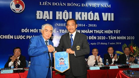 Ông Lê Hùng Dũng (bên trái) đã trúng cử chức danh Chủ tịch LĐBĐVN nhiệm kỳ VII - Ảnh: Đức Cường