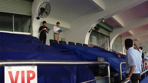 Các thành viên của AFC đang kiểm tra sân Thống Nhất 