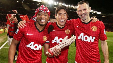 Man United vẫn muốn Evra (bìa trái) và Kagawa ở lại