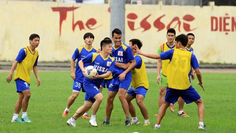 Văn Quyến và đồng đội trong một buổi tập ở Ninh Bình