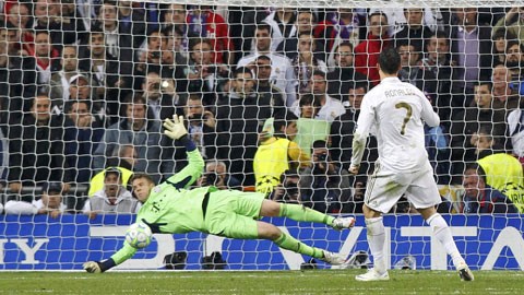 Pha cản phá penalty thành công của Neuer giúp Bayern loại Real tại bán kết Champions League 2011/12
