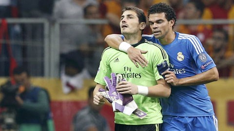 Casillas (trái) quyết ra đi vì không còn được thường xuyên bắt chính tại Real