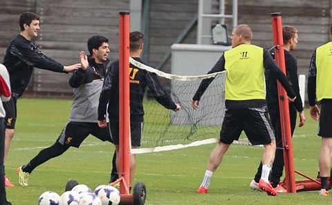 Suarez và Skrtel tẩn nhau ngay trước đại chiến với Chelsea?