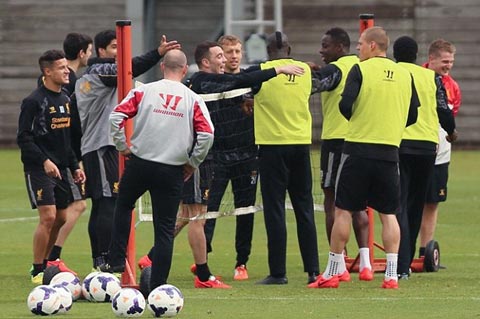 Suarez và Skrtel tẩn nhau ngay trước đại chiến với Chelsea?