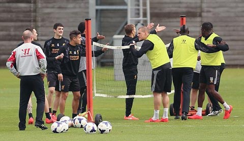 Suarez và Skrtel tẩn nhau ngay trước đại chiến với Chelsea?