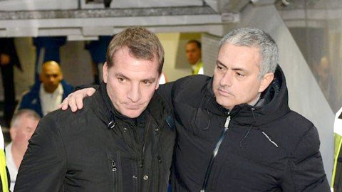 HLV Rodgers (trái) với triết lý tấn công đã đưa Liverpool vượt mặt Chelsea của thày Mourinho