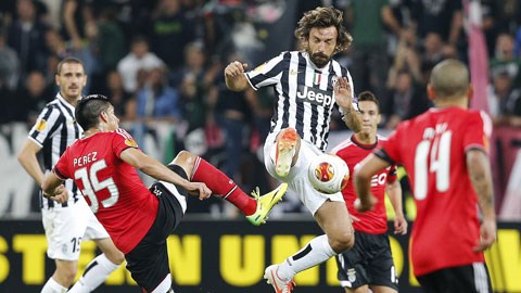 Pirlo (giữa) và đồng đội đã không thể ngược dòng trước Benfica
