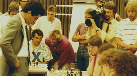 Bức ảnh lịch sử ghi lại thời khắc Magath đọ sức vua cờ Gary Kasparov (đứng)