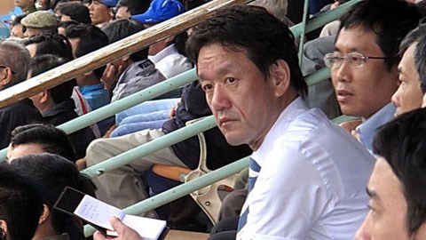 Ông Kazuyoshi Tanabe trong một lần dự khán một trận đấu tại V-League 2013.