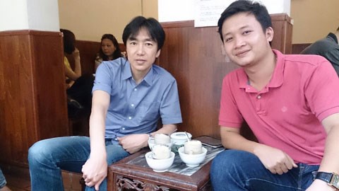 HLV Miura thưởng thức cafe tại một quán nhỏ trên phố cổ Hà Nội