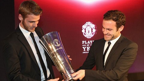 De Gea nhận danh hiệu từ tay người đồng đội Juan Mata