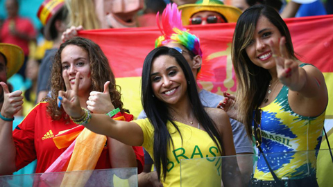 2 nữ CĐV Brazil ở trận khai mạc