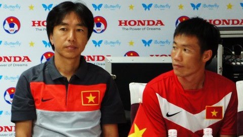HLV Miura (bìa trái) cảm thấy buồn khi tuyển Nhật Bản thi đấu kém cỏi ở World Cup 2014. Ảnh: Tuấn Thành