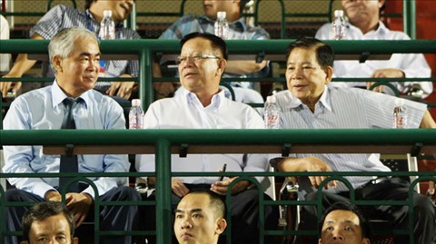 Nguyên Chủ tịch nước Nguyễn Minh Triết (bên phải) và Chủ tịch VFF Lê Hùng Dũng (bên trái) trên khán đài