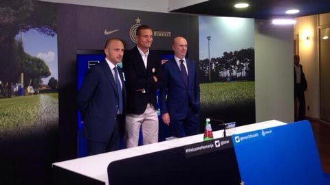 Vidic chính thức ra mắt tại Italia