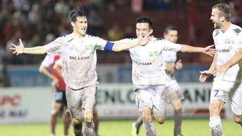 Niềm vui của Công Vinh và đồng đội khi lội ngược dòng thắng ngược Đồng Nai. Ảnh: Gia Khanh