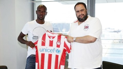 Abidal với chiếc áo truyền thống của Olympiakos