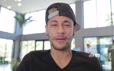 Đôi mắt rớm lệ của Neymar