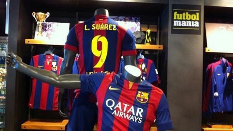 Áo của Suarez được bán ở cửa hàng Futbolmania