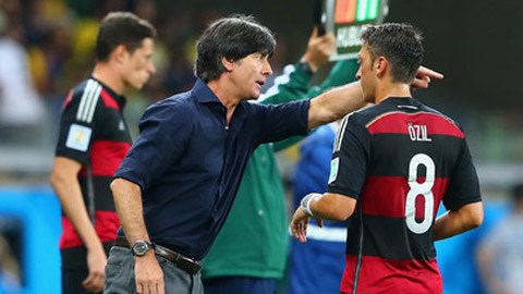 Joachim Loew chỉ đạo Mesut Oezil trên đường piste