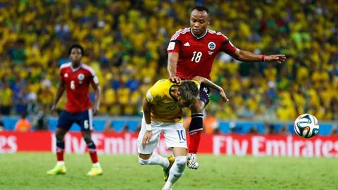 Cú va chạm khiến Neymar bị rạn cột sống