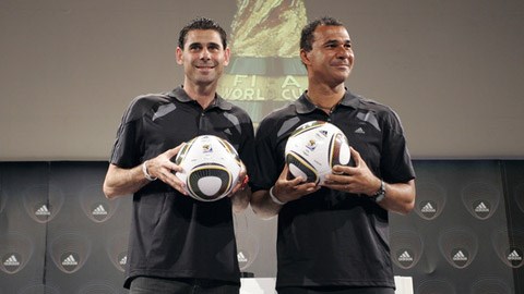 Fernando Hierro và Ruud Gullit trong buổi lễ ra mắt trái bóng Brazuca ở World Cup 2014