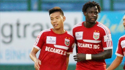 Abass (phải) sẽ được ăn mừng cùng đồng đội