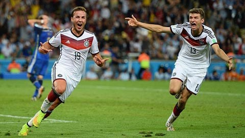 Goetze ăn mừng bàn thắng quý báu cùng đồng đội