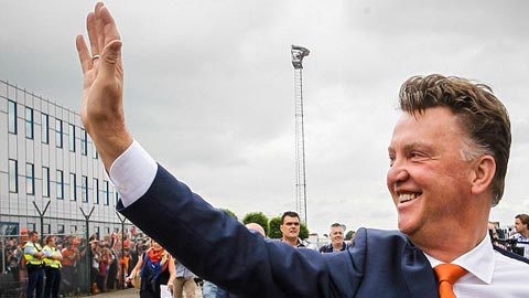 Hôm nay (16/7), HLV Louis van Gaal sẽ chính thức đặt chân đến Man United