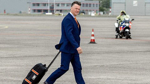 HLV Van Gaal sẽ có mặt ở Manchester vào hôm nay