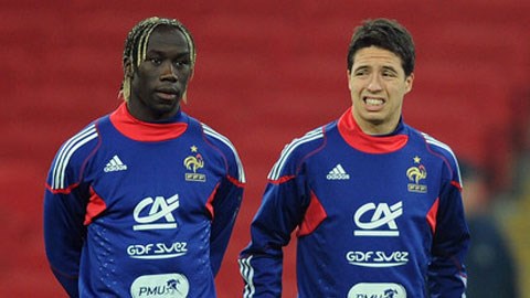 Sagna (trái) sẽ tái ngộ Nasri tại Man City