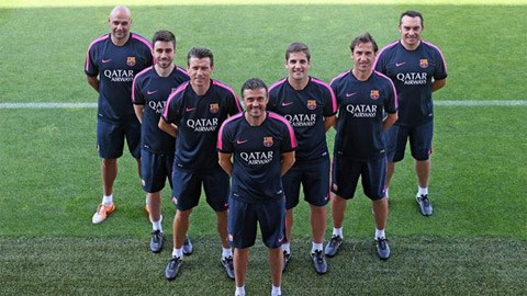HLV Luis Enrique (đứng đầu) và đội ngũ trợ lý