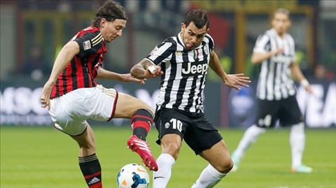 Những đối thủ lớn như Milan (trái) sẽ có cơ hội cắt mạch Scudetto của Juve