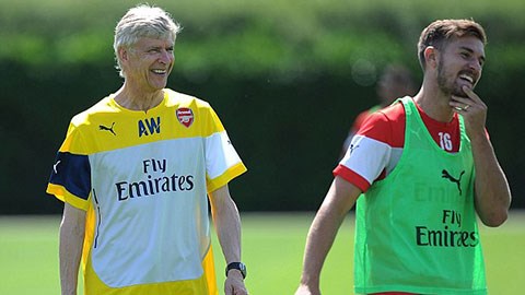 Nét mặt rạng rỡ hiện hữu trên khuôn mặt của Wenger và học trò