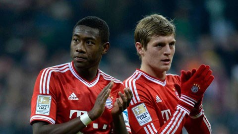 Alaba sẽ được đôn lên đá tiền vệ thay thế Kroos (phải) vừa sang Real