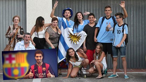 Các CĐV tụ tập bên ngoài căn hộ của Suarez