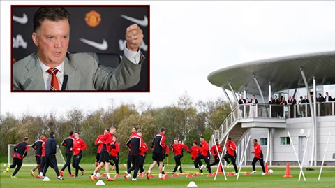 Các cầu thủ M.U dưới thời HLV Van Gaal (ảnh nhỏ) sẽ phải đáp ứng đòi hỏi khắc nghiệt về phong độ, thể lực, tâm lý và khả năng chịu sức ép…
