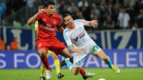 Marseille (áo sáng) đang bị xáo trộn sẽ khó làm nên chuyện trước Leverkusen