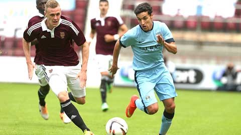 Sử dụng khá nhiều cầu thủ trẻ nhưng Man City (phải) vẫn có chiến thắng