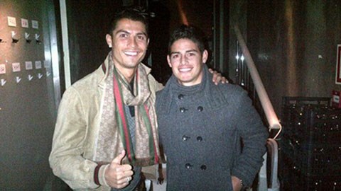 James Rodriguez chụp ảnh kỷ niệm với Cris Ronaldo