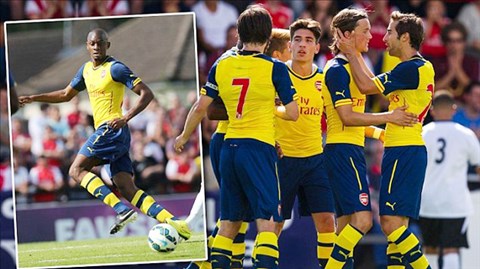 Diaby (ảnh nhỏ) thi đấu xông xáo trong chiến thắng ấn tượng của Arsenal