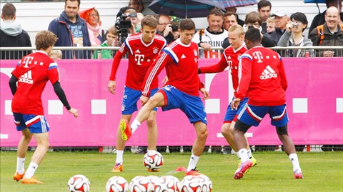 Lewandowski (thứ 2 từ trái qua) sẽ có cơ hội thể hiện tài ghi bàn trong ngày ra mắt các CĐV Bayern