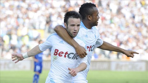 Valbuena muốn đến La Liga còn Jordan Ayew (phải) có thể sang Bundesliga