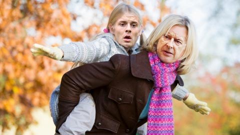 Wenger giống một bà mẹ đảm đang