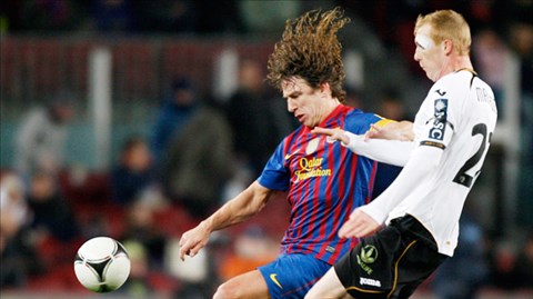 Mathieu (áo trắng) sẽ thay thế vị trí trung vệ mà Puyol để lại sau khi giải nghệ