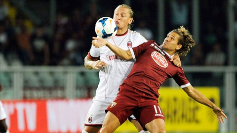 Milan hiện trả 12 triệu euro để mua Cerci (phải)